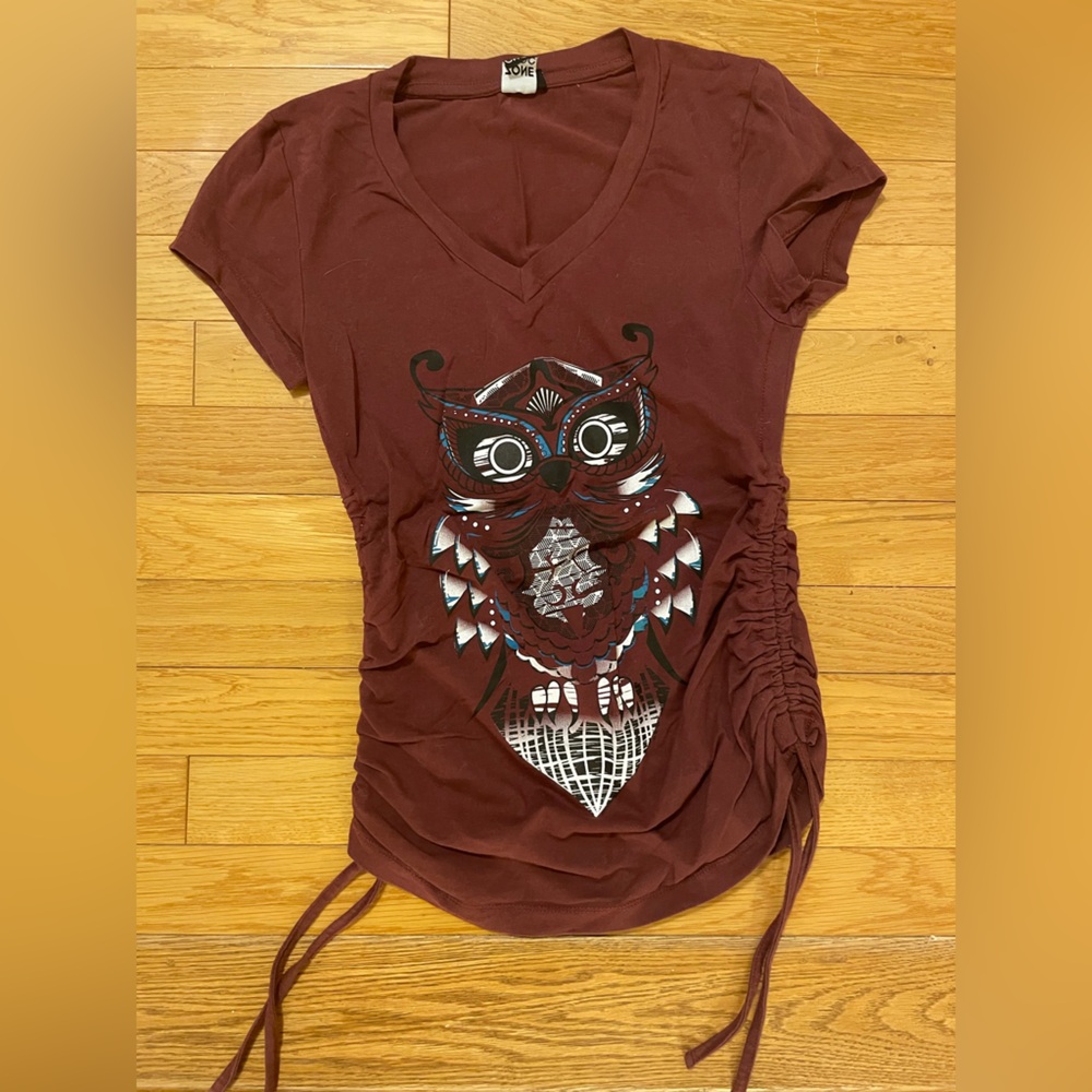 Burgundy Owl Graphic v-neck tee
